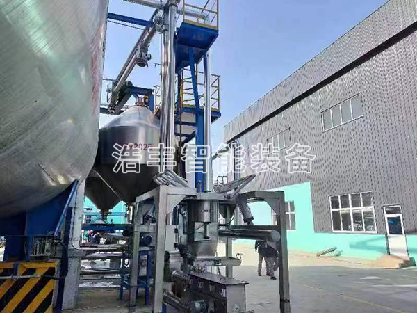 河北某化工廠(chǎng)噸袋拆包機(jī)管鏈輸送機(jī)使用現(xiàn)場(chǎng)
